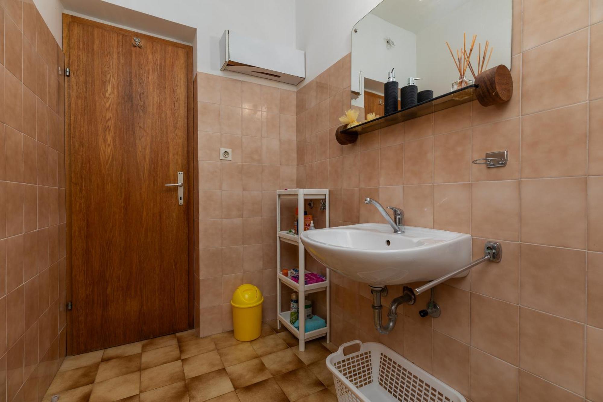 Apartments By The Sea Balica Rat, Omis - 1065 Bilik gambar